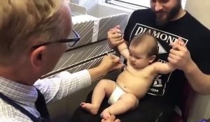 Il a une technique drôle et efficace pour distraire un bébé lors d’une piqûre.