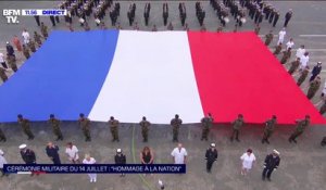 14-Juillet: un immense drapeau français déployé place de la Concorde