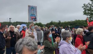 250 personnes rassemblés devant l’hôpital