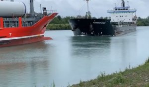 Quand deux gros bateaux se croisent sur un canal mais n’ont pas le temps de s’éviter