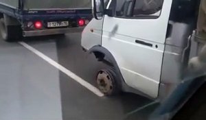 Ce conducteur se rend compte qu'il lui manque une roue au camion
