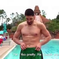Marcus Smart et Enes Kanter départagés par le photo-finish au terme de leur course de natation