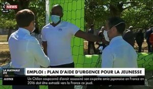 Regardez Emmanuel Macron qui a tombé la veste hier (mais gardé le masque et la cravate) pour jouer au foot avec des jeunes de banlieue
