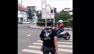 Ce piéton punit un scooter arrêté sur un passage piéton