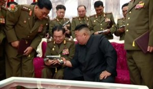 Kim Jong-Un distribue des pistolets commémoratifs pour marquer l'armistice de la Guerre de Corée