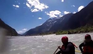 Des touristes en kayak se font charger par un ours énorme