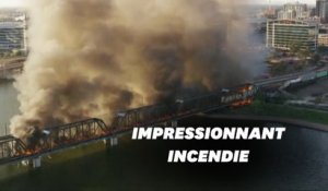 Spectaculaire incendie d'un train qui a déraillé dans l'Arizona