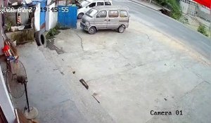 Un trottoir s'effondre sous deux piétons