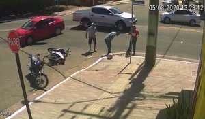 Une femme en scooter se fait percuter par une voiture puis disparait dans une bouche d'égout