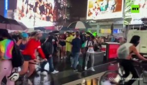 Etats-Unis: Regardez la voiture qui a foncé sur des passants lors d'une manifestation contre les violences policières à Times Square - VIDEO