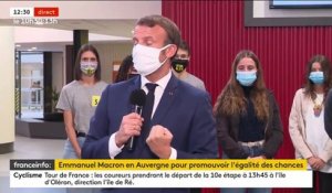 Coronavirus : L'image d'Emmanuel Macron qui  s'étouffe avec un masque hier face à des jeunes à Clermont-Ferrand fait le tour des réseaux sociaux