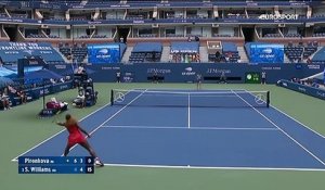 Serena Williams joue un retour... de la main gauche et gagne le point !