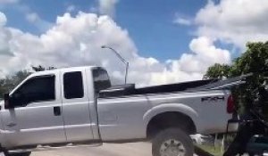 Ce conducteur veut arracher la bar de la voiture de la fourrière... grosse colère