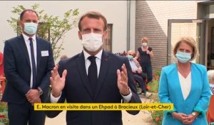 "Nous ne vaincrons pas le virus en isolant nos concitoyens", déclare Emmanuel Macron dans un Ehpad