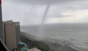 Une habitante filme une tornade sur la plage juste devant chez elle en Caroline du Sud