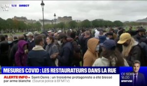 Des restaurateurs en colère rassemblés aux Invalides à Paris contre les nouvelles mesures sanitaires