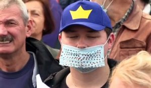 Les anti-masques haussent le ton en Europe, alors que les mesures se durcissent