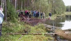 La découverte qu'ils font au bord d'un lac est incroyable : tank soviétique vieux de 50 ans enfouit sous terre