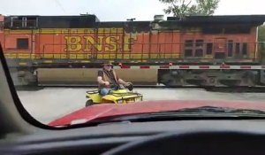 Cet homme en quad traverse la voie ferrée avec son chien et évite le pire de justesse