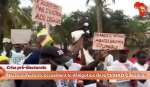 Des manifestants accueillent la délégation de la CEDEAO  à Abidjan