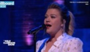 Kelly Clarkson Covers Norah Jones "Don't Know Why" For Special Fan Tribute | Billboard News