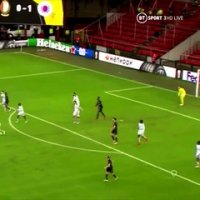 Ligue Europa : Kemar Roofe marque depuis la ligne médiane !