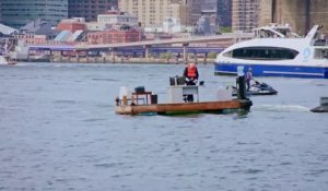 Bureau flottant sur l'East River à New York... Voilà comment on respecte la distanciation sociale