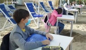 Face au Covid-19, la ville italienne de Vasto fait le choix de l'école sur la plage