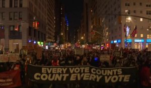 Des partisans de Joe Biden manifestent à New York pour demander que chaque bulletin de vote soit compté