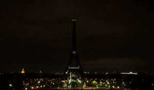 La Tour Eiffel éteinte en hommage aux victimes des attentats du 13 novembre 2015