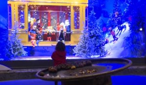 À Paris, les vitrines du boulevard Haussmann se mettent aux couleurs de Noël malgré l'absence de clients