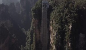 En Chine, le plus grand ascenseur extérieur du monde offre une vue imprenable sur les paysages d'Avatar
