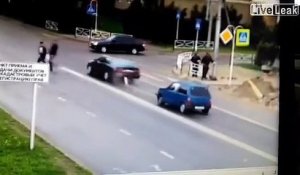 Ce conducteur se retrouve en panne en pleine route, regardez qui sort de la voiture