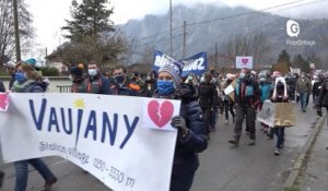 Reportage - A Bourg d'Oisans, une manifestation pour sauver l'hiver des stations