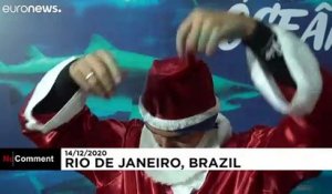 A Rio, le Père Noël nage avec les requins