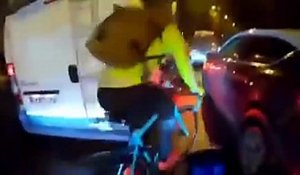 Un motard percute volontairement un cycliste après s'être fait couper la route