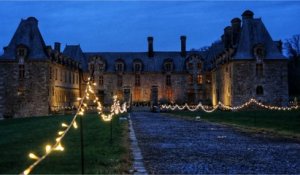 Visite magique au Château Le Rocher-Portail illuminé pour les fêtes.