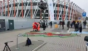 Le père Noël fait une chute impressionnante en testant un vélo très spécial