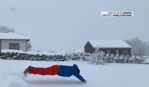 Dans le Cantal, il plonge dans 50 cm de neige pour le plaisir