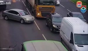 Un camion emporte l'avant d'une voiture qu'il n'avait pas vu