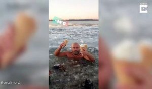 Ce russe nage dans un lac gelé... pas frileux