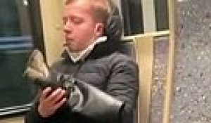 Un homme lèche une botte sale dans le métro