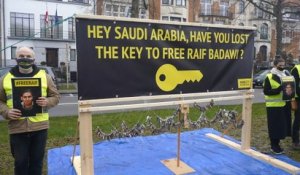 Amnesty a déposé une clé à l'ambassade saoudienne à Bruxelles pour libérer Raif Badawi