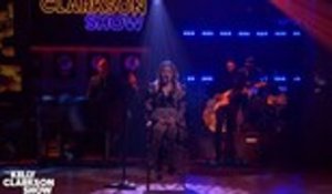 Kelly Clarkson Performs Perfect Rendition of Fleetwood Mac's 'Dreams' | Billboard News