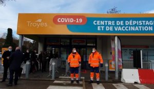 Olivier Véran au centre de vaccination Point-du-Jour à Troyes