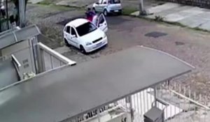 Un homme carjacke une voiture mais tombe sur un policier en civil
