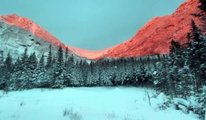 Cette montagne dans le New Hampshire apparait en bi-colore au levé du soleil