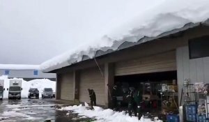 Déneiger le toit d'un entrepôt