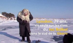 Russie : la vieille dame aux patins glisse sur le lac Baïkal