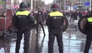 Un manifestant s'amuse à troller les policiers